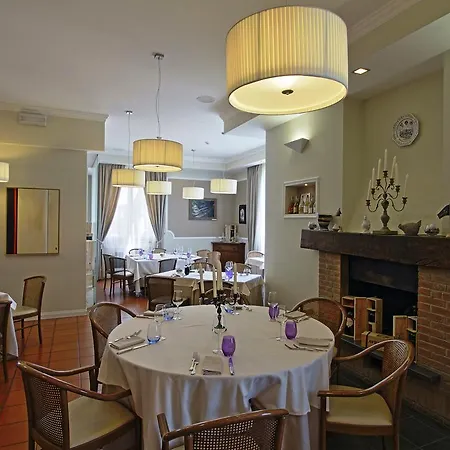 Della Roccia Otel Varano deʼ Melegari