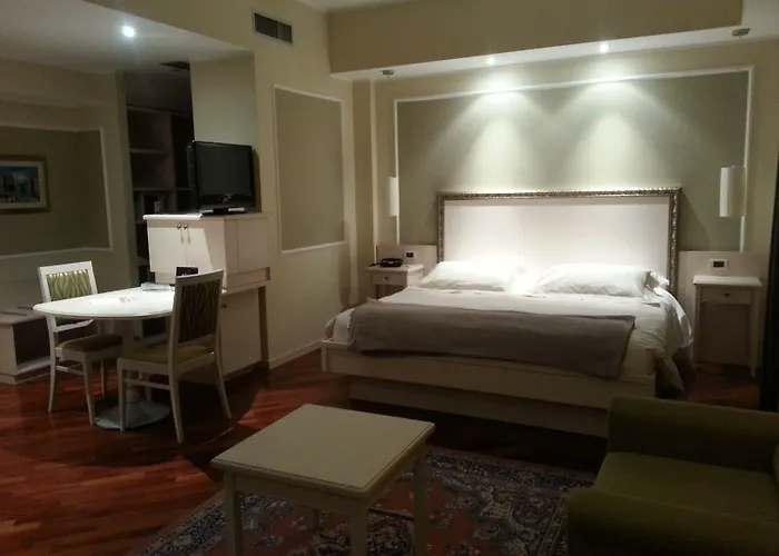 Hotel Della Roccia Varano deʼ Melegari