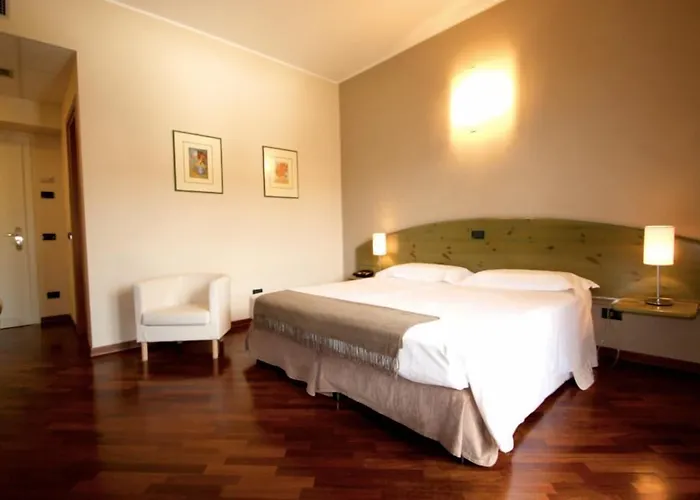 Hotel Della Roccia Varano deʼ Melegari